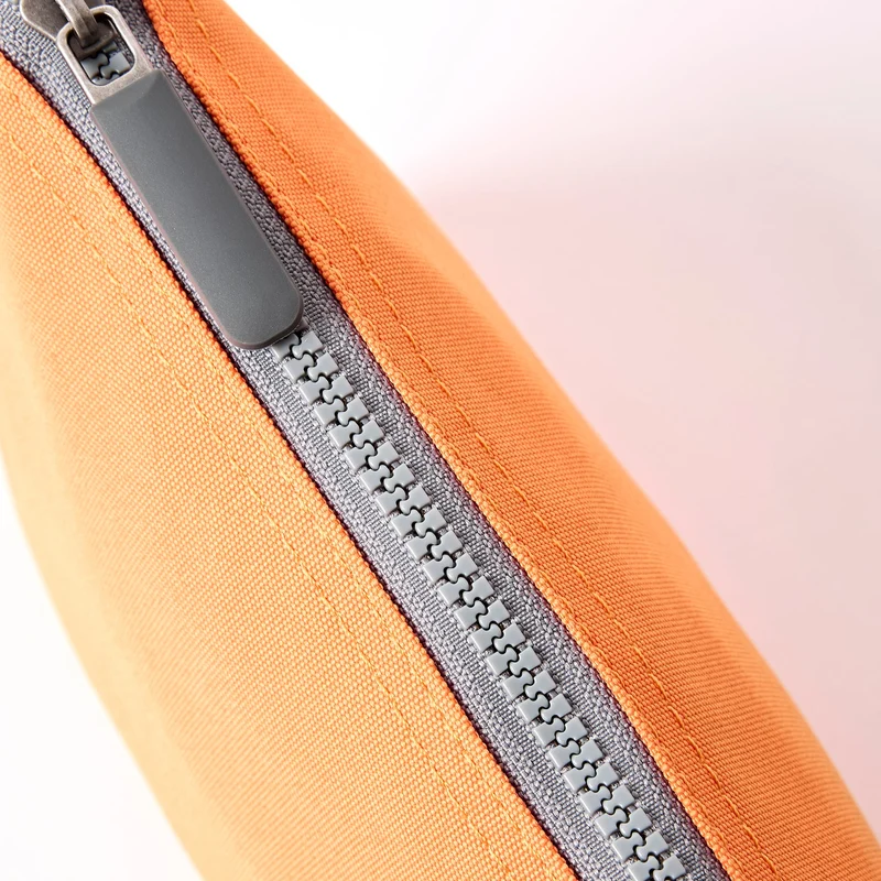 ROKA Carnaby Crossbody XL Tasche aus recyceltem Canvas, Jaffa Orange