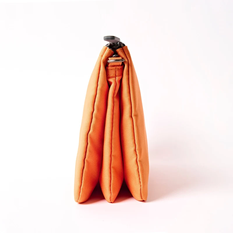 ROKA Carnaby Crossbody XL Tasche aus recyceltem Canvas, Jaffa Orange