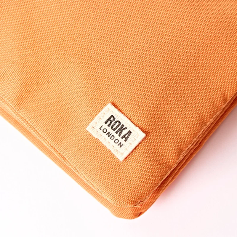 ROKA Carnaby Crossbody XL Tasche aus recyceltem Canvas, Jaffa Orange