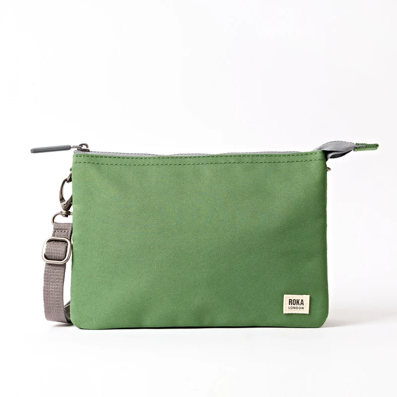 ROKA Carnaby Crossbody XL Artichoke Tasche aus recyceltem Canvas