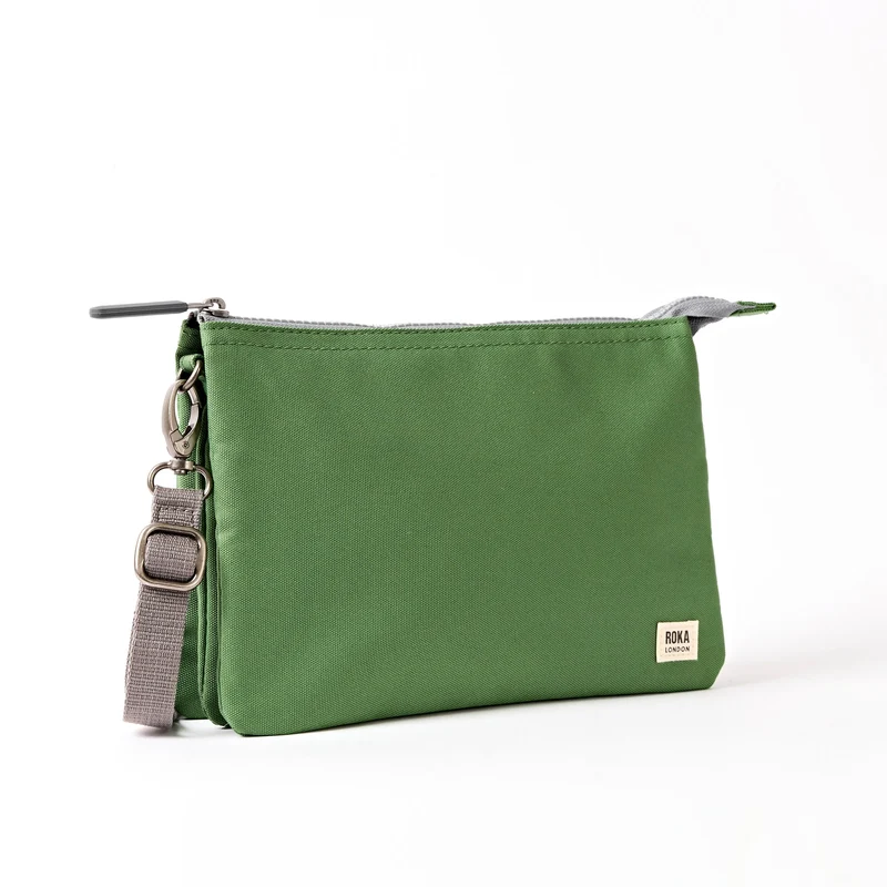 ROKA Carnaby Crossbody XL Artichoke Tasche aus recyceltem Canvas