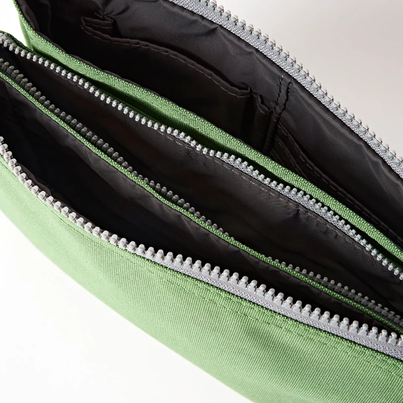 ROKA Carnaby Crossbody XL Artichoke Tasche aus recyceltem Canvas