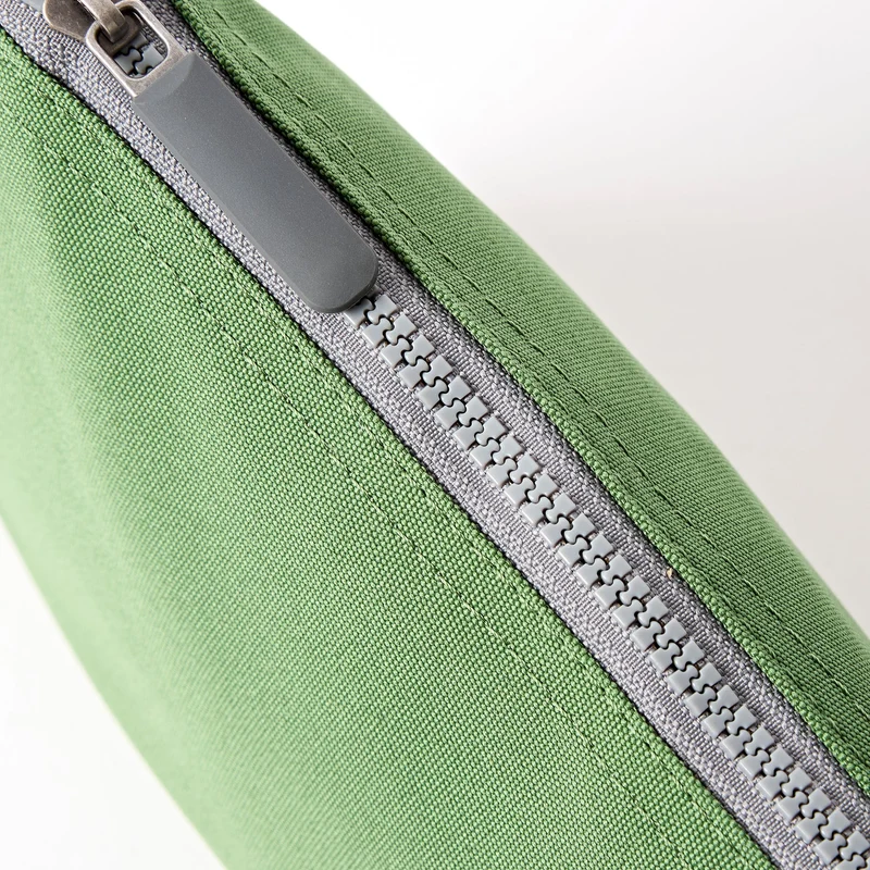 ROKA Carnaby Crossbody XL Artichoke Tasche aus recyceltem Canvas