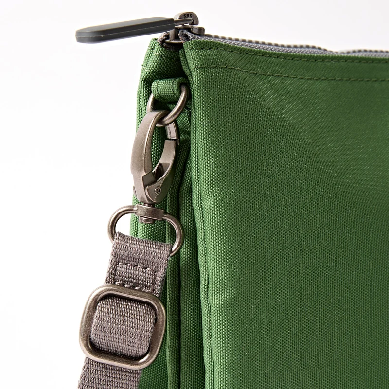 ROKA Carnaby Crossbody XL Artichoke Tasche aus recyceltem Canvas