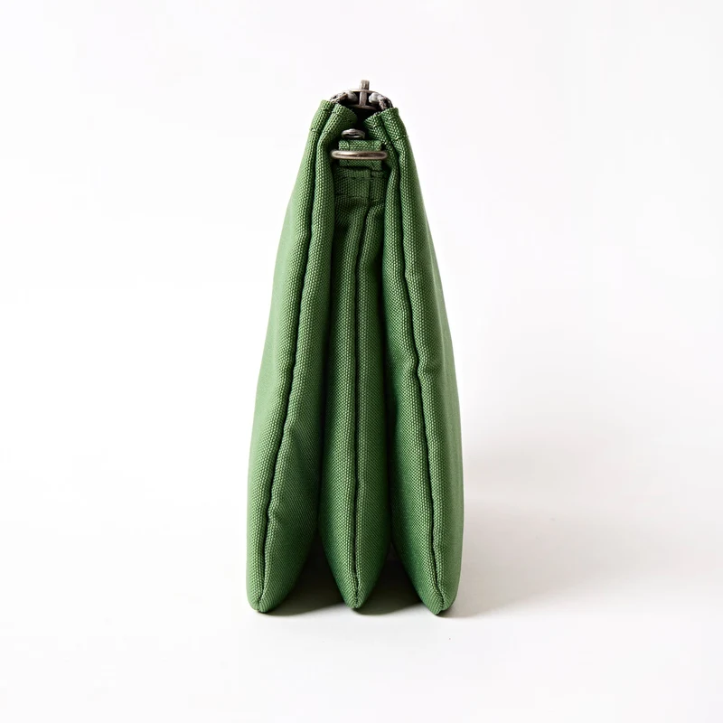 ROKA Carnaby Crossbody XL Artichoke Tasche aus recyceltem Canvas