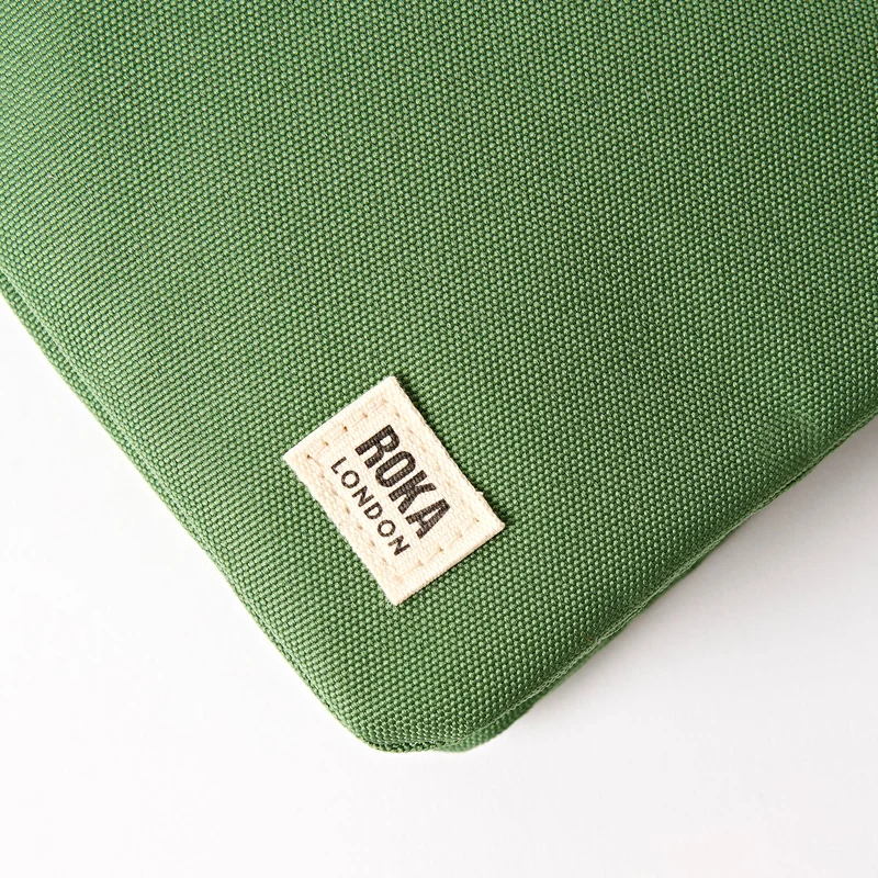 ROKA Carnaby Crossbody XL Artichoke Tasche aus recyceltem Canvas