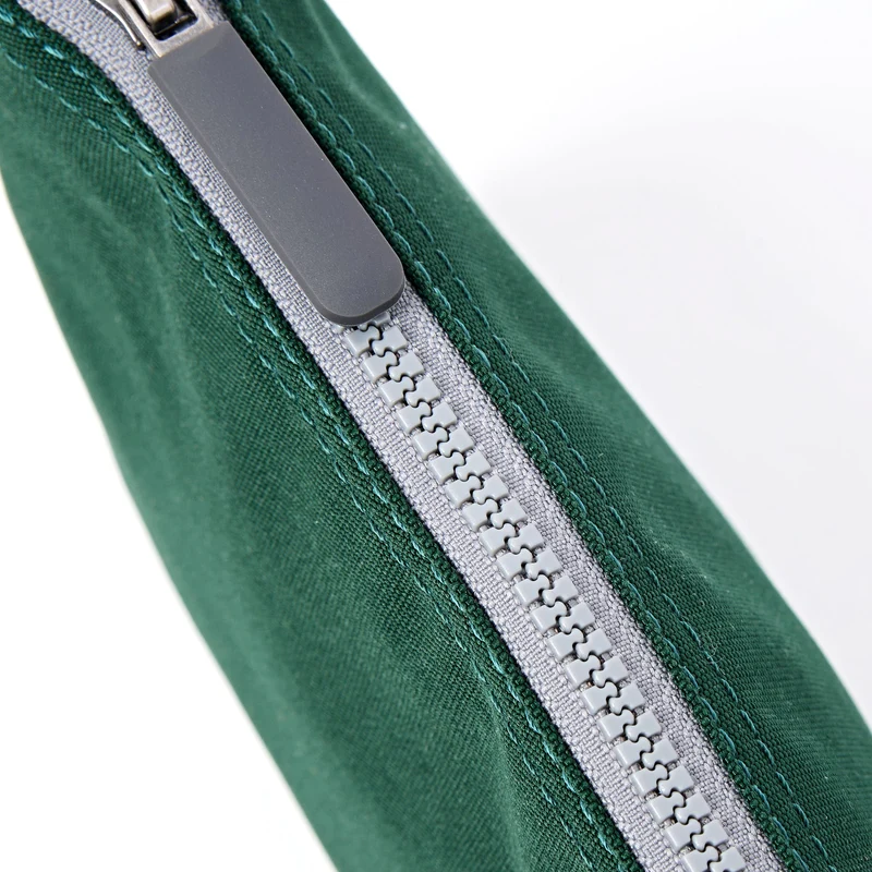 ROKA Carnaby Crossbody XL Tasche aus recyceltem Forest Canvas