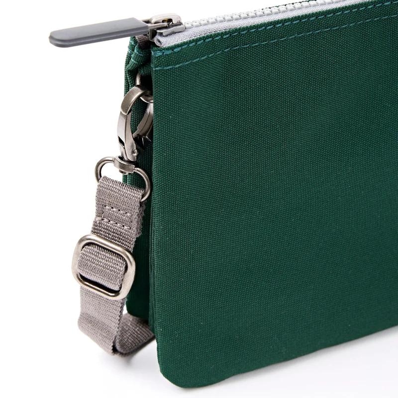 ROKA Carnaby Crossbody XL Tasche aus recyceltem Forest Canvas