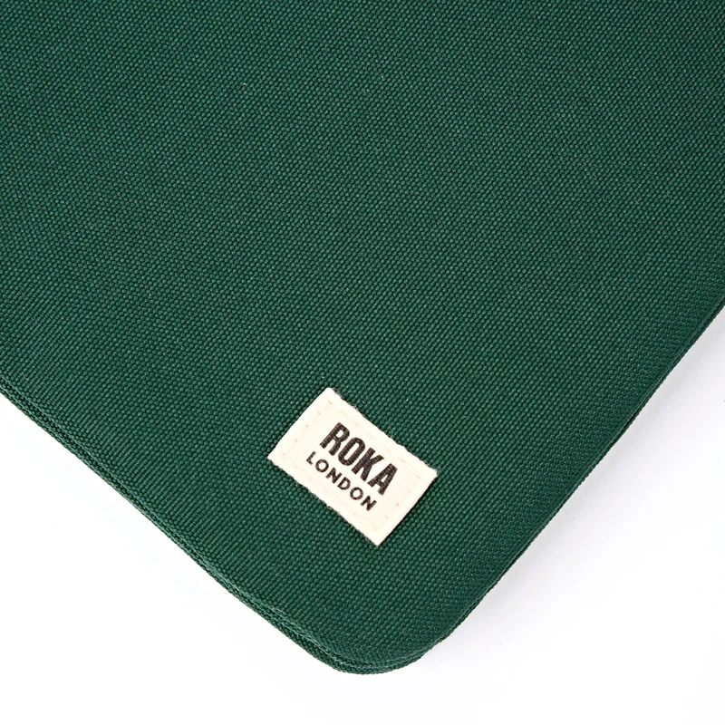 ROKA Carnaby Crossbody XL Tasche aus recyceltem Forest Canvas