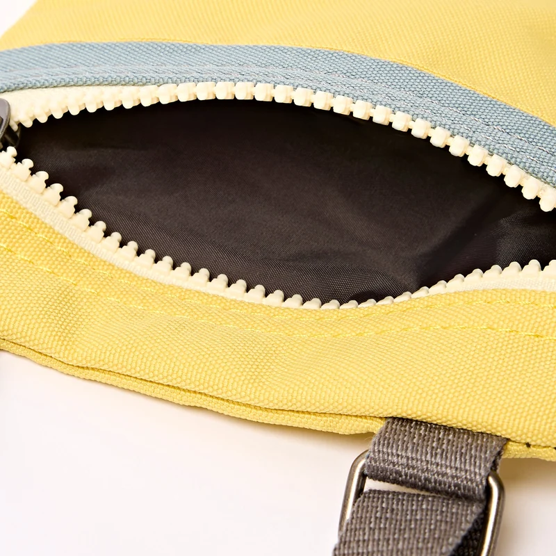 ROKA Chelsea Recycelte Nylontasche mit Zitronenstreifen