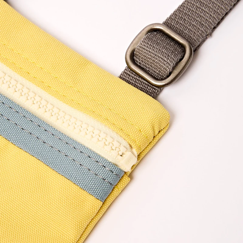 ROKA Chelsea Recycelte Nylontasche mit Zitronenstreifen