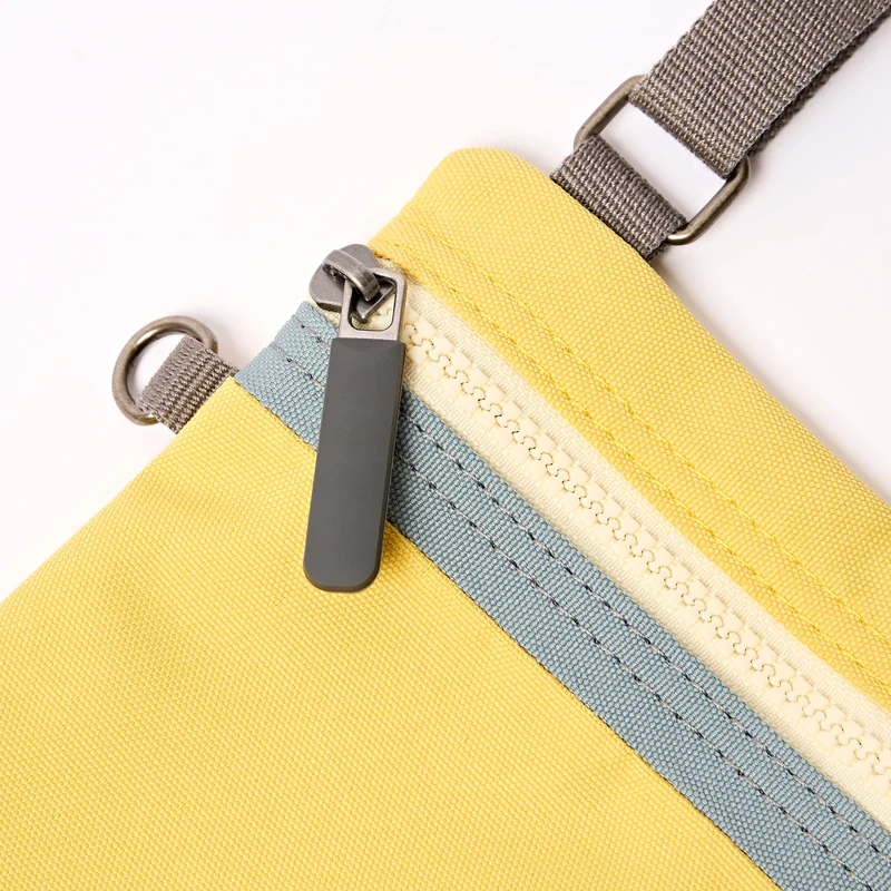 ROKA Chelsea Recycelte Nylontasche mit Zitronenstreifen