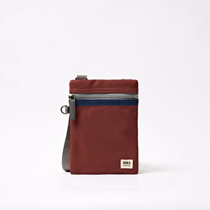 ROKA Chelsea Henna-Streifen-Tasche aus recyceltem Nylon
