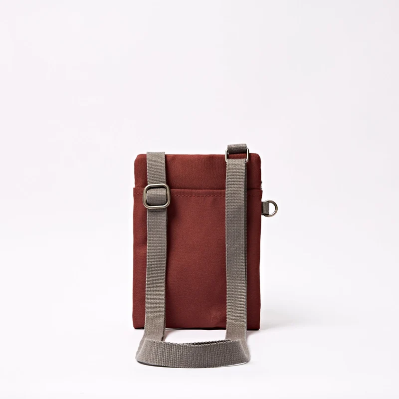 ROKA Chelsea Henna-Streifen-Tasche aus recyceltem Nylon