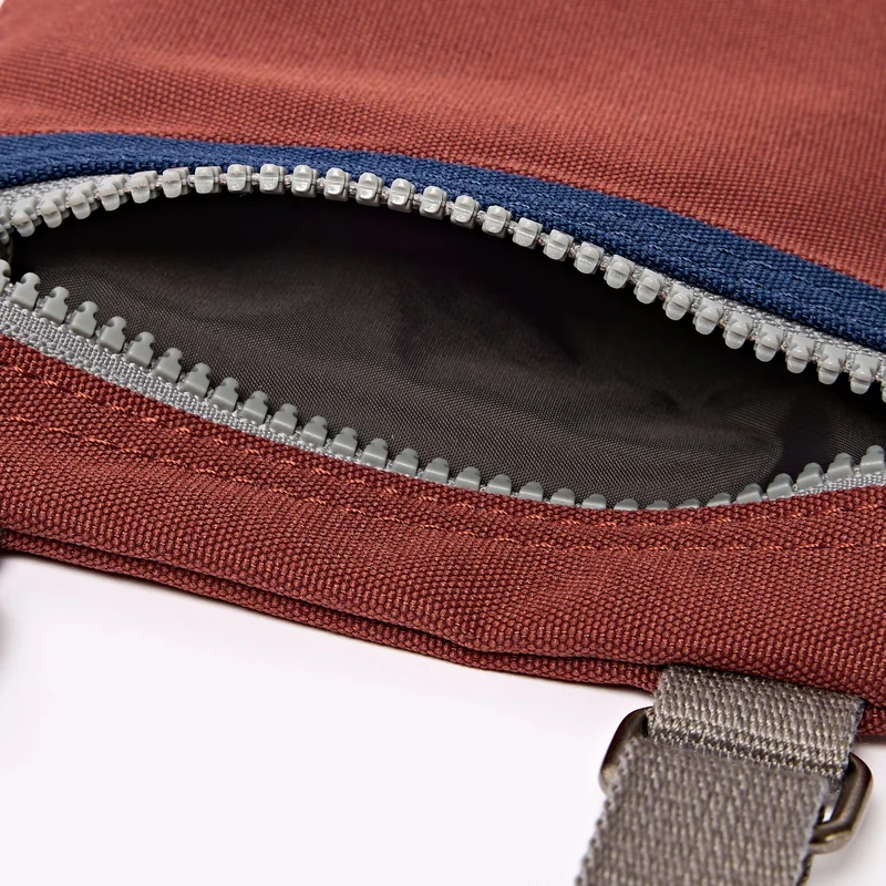 ROKA Chelsea Henna-Streifen-Tasche aus recyceltem Nylon