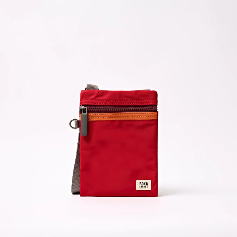 ROKA Chelsea Cranberry-gestreifte Tasche aus recyceltem Nylon