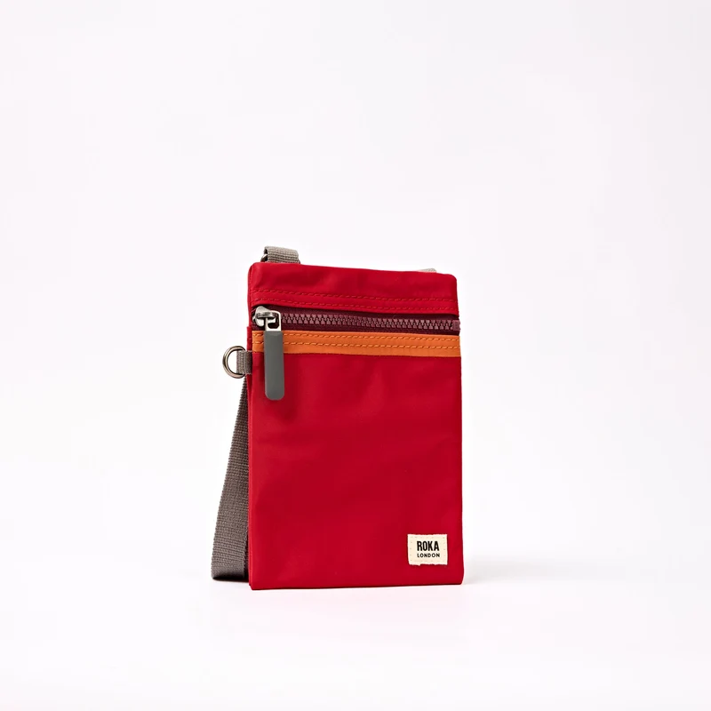 ROKA Chelsea Cranberry-gestreifte Tasche aus recyceltem Nylon