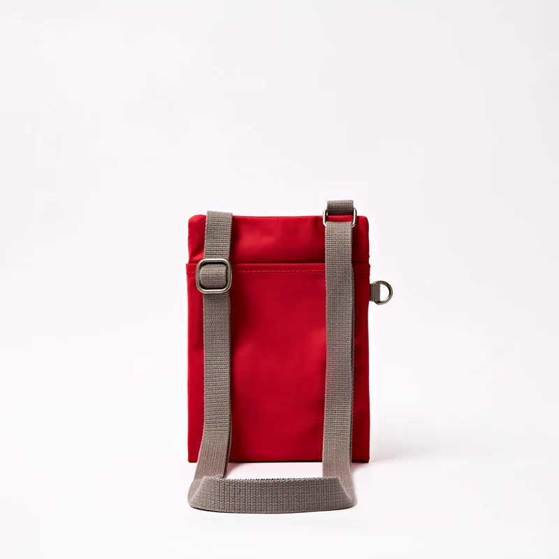 ROKA Chelsea Cranberry-gestreifte Tasche aus recyceltem Nylon