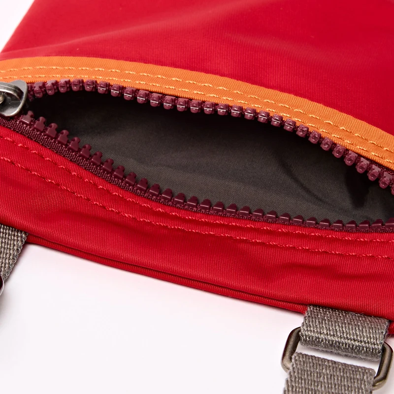 ROKA Chelsea Cranberry-gestreifte Tasche aus recyceltem Nylon