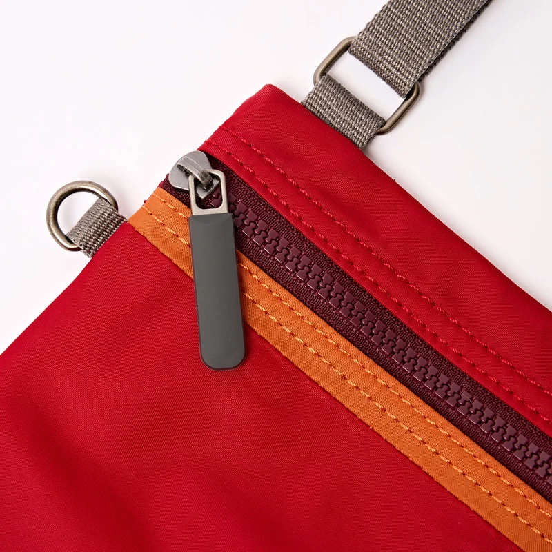 ROKA Chelsea Cranberry-gestreifte Tasche aus recyceltem Nylon