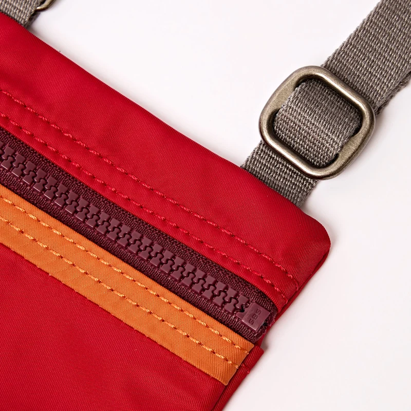 ROKA Chelsea Cranberry-gestreifte Tasche aus recyceltem Nylon