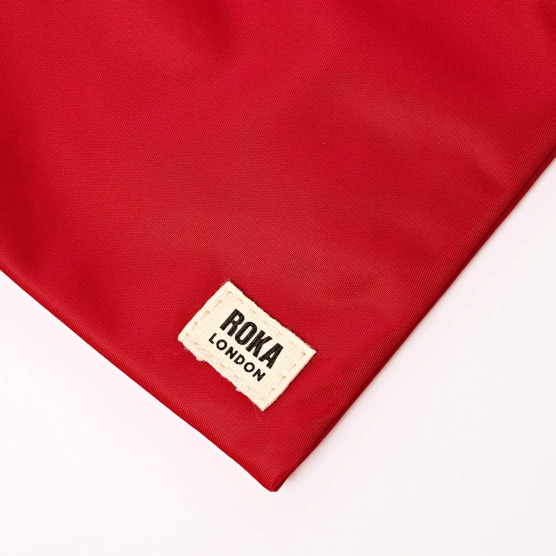 ROKA Chelsea Cranberry-gestreifte Tasche aus recyceltem Nylon