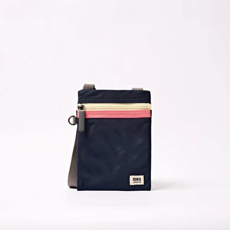 ROKA Chelsea Mitternachtsstreifen-Tasche aus recyceltem Nylon