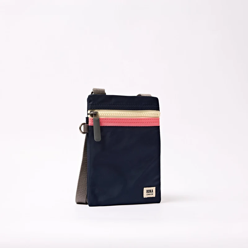 ROKA Chelsea Mitternachtsstreifen-Tasche aus recyceltem Nylon