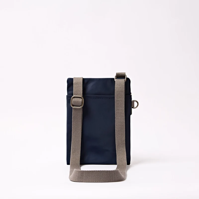 ROKA Chelsea Mitternachtsstreifen-Tasche aus recyceltem Nylon