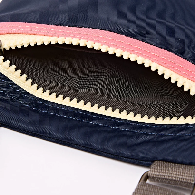 ROKA Chelsea Mitternachtsstreifen-Tasche aus recyceltem Nylon
