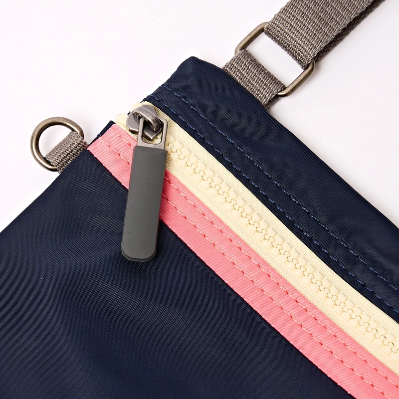 ROKA Chelsea Mitternachtsstreifen-Tasche aus recyceltem Nylon