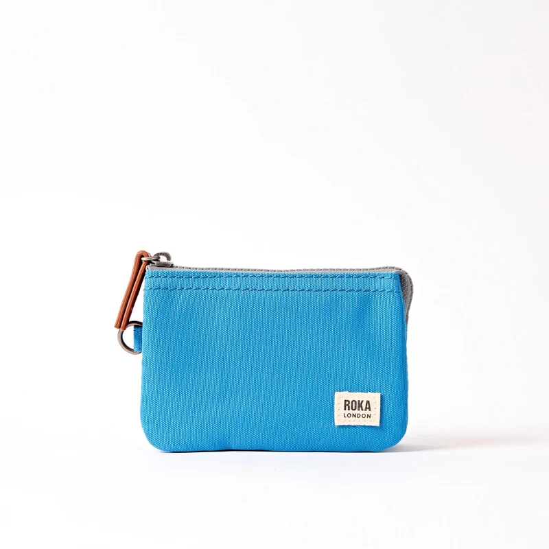 ROKA Carnaby Kleine Handtasche aus recyceltem Canvas, Malibu Blue