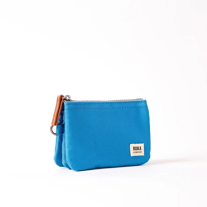 ROKA Carnaby Kleine Handtasche aus recyceltem Canvas, Malibu Blue