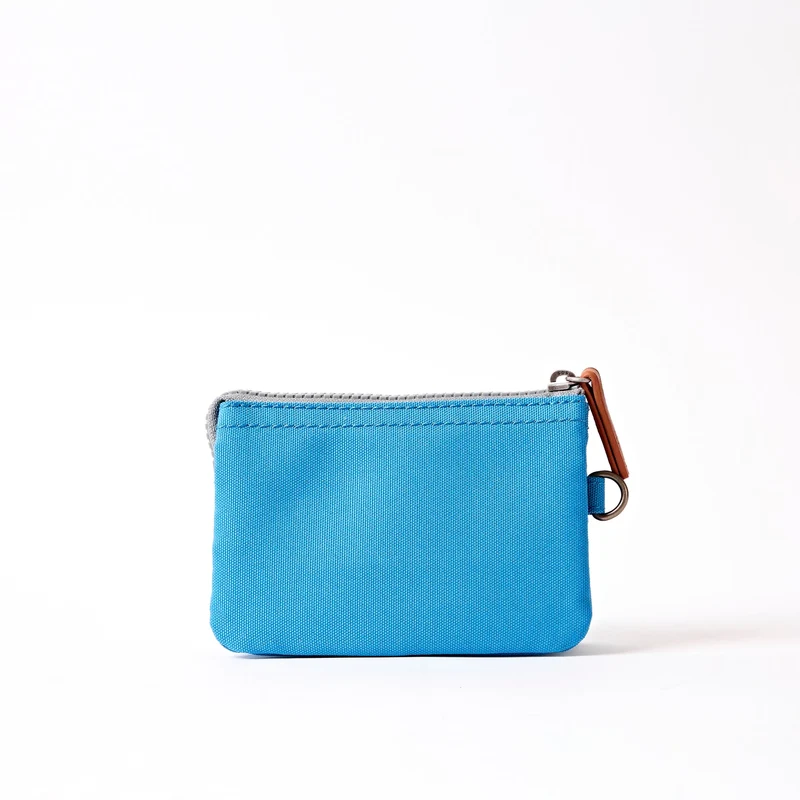 ROKA Carnaby Kleine Handtasche aus recyceltem Canvas, Malibu Blue