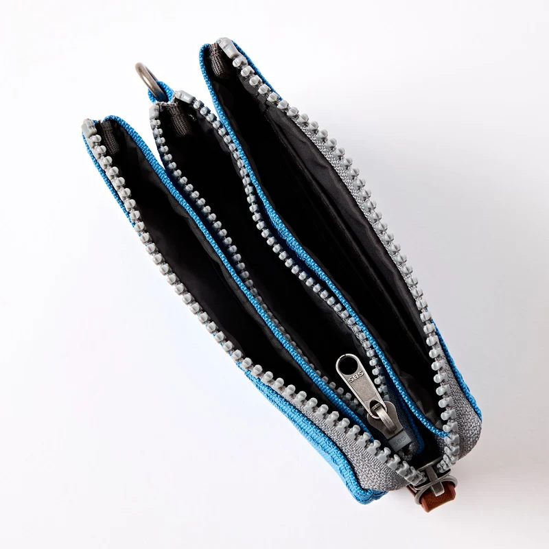 ROKA Carnaby Kleine Handtasche aus recyceltem Canvas, Malibu Blue