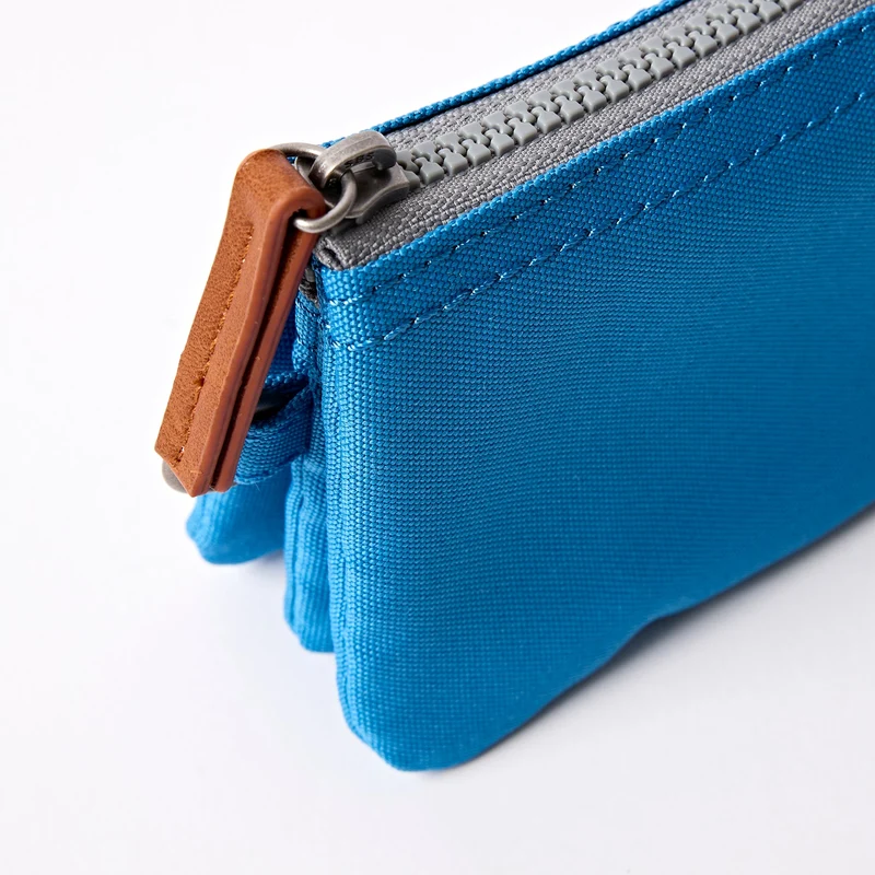 ROKA Carnaby Kleine Handtasche aus recyceltem Canvas, Malibu Blue