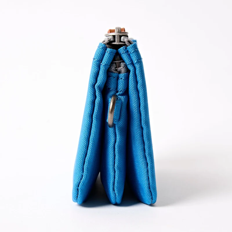 ROKA Carnaby Kleine Handtasche aus recyceltem Canvas, Malibu Blue