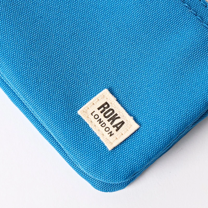 ROKA Carnaby Kleine Handtasche aus recyceltem Canvas, Malibu Blue