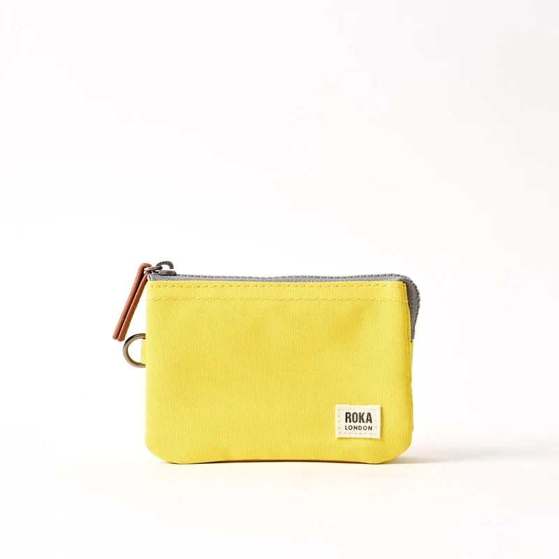 ROKA Carnaby Kleine Handtasche aus recyceltem Canvas mit Passionsfruchtmotiv