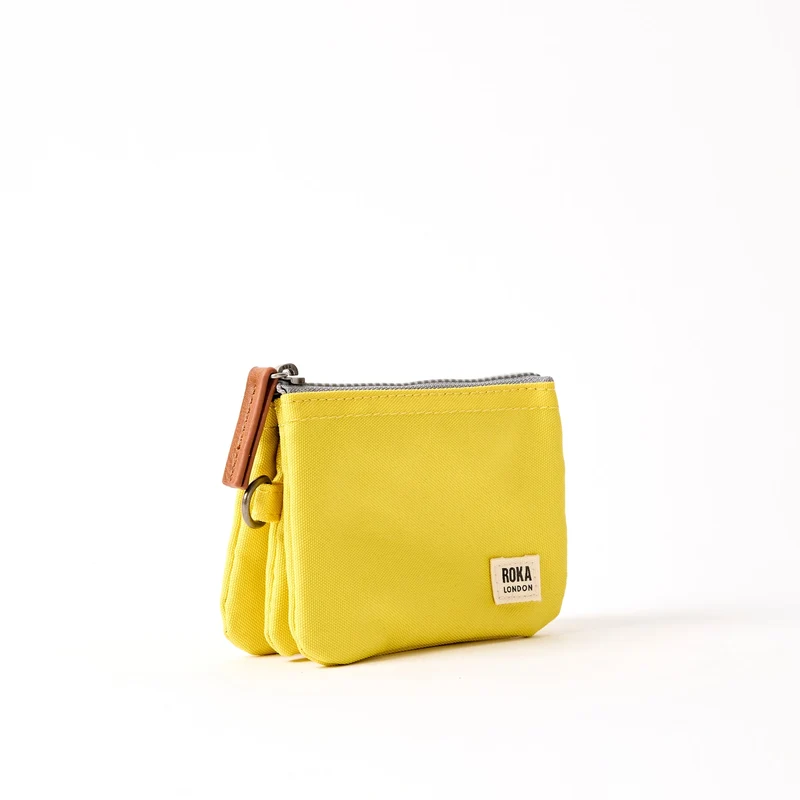 ROKA Carnaby Kleine Handtasche aus recyceltem Canvas mit Passionsfruchtmotiv