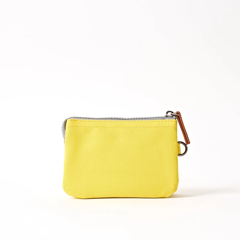ROKA Carnaby Kleine Handtasche aus recyceltem Canvas mit Passionsfruchtmotiv