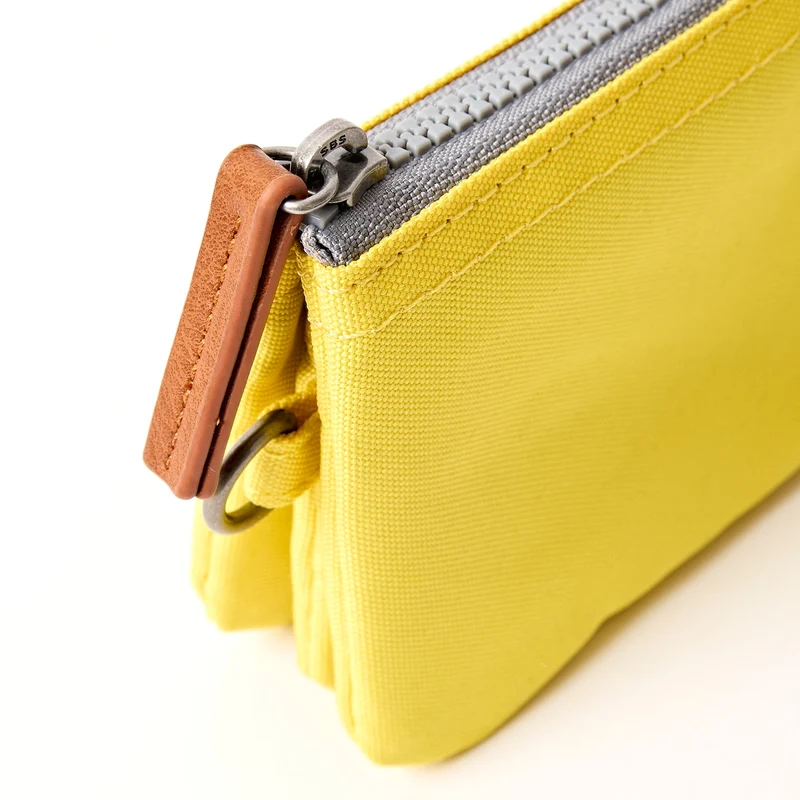 ROKA Carnaby Kleine Handtasche aus recyceltem Canvas mit Passionsfruchtmotiv