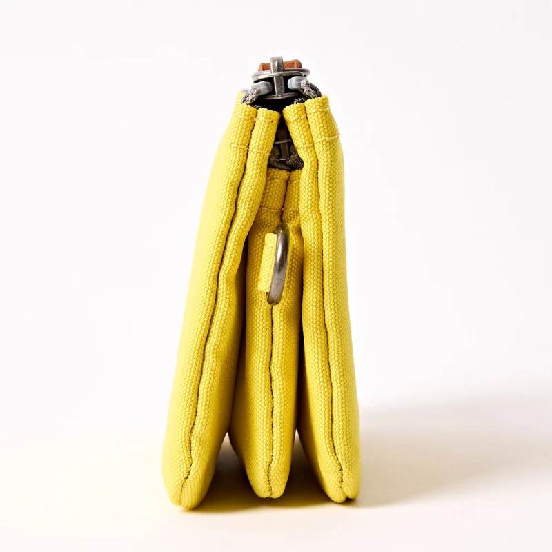 ROKA Carnaby Kleine Handtasche aus recyceltem Canvas mit Passionsfruchtmotiv
