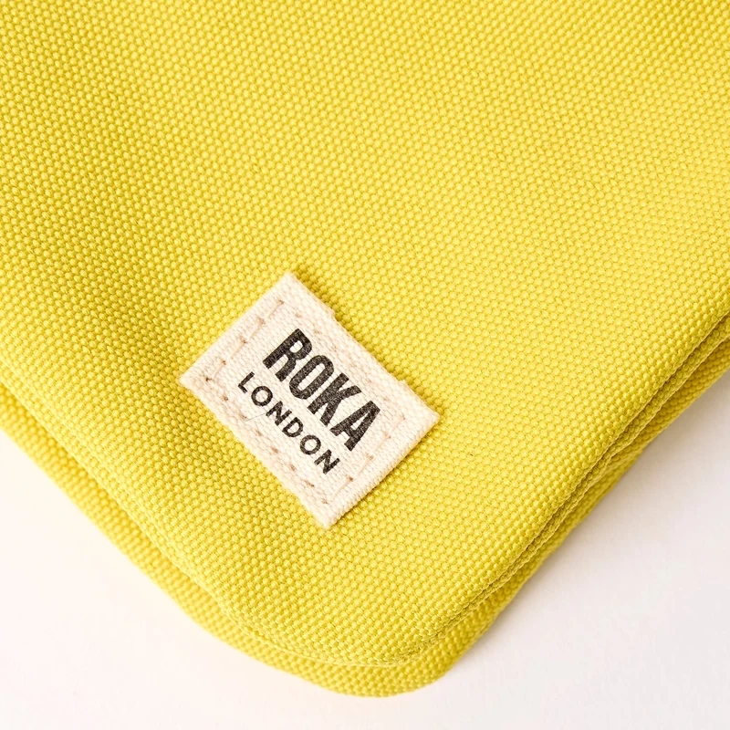 ROKA Carnaby Kleine Handtasche aus recyceltem Canvas mit Passionsfruchtmotiv
