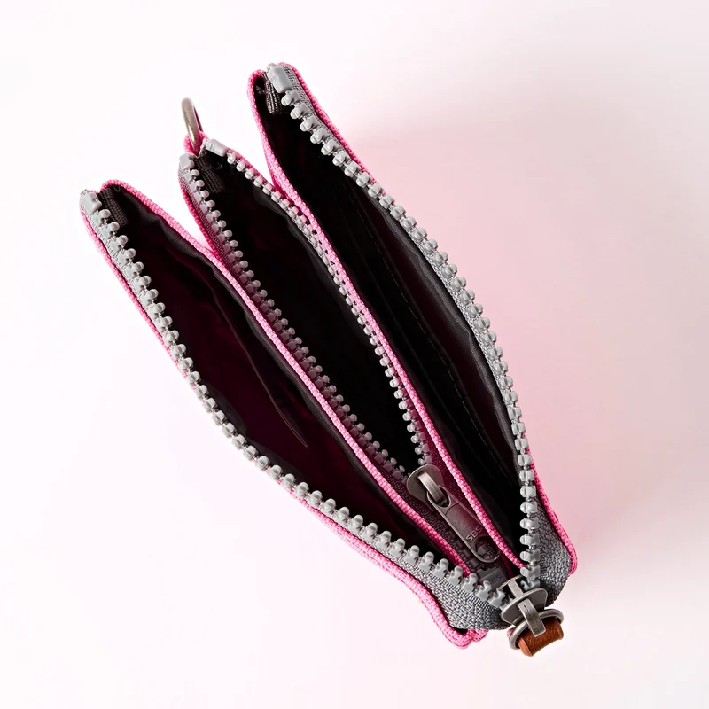 ROKA Carnaby Kleine Handtasche aus recyceltem Canvas in Pink Lemonade