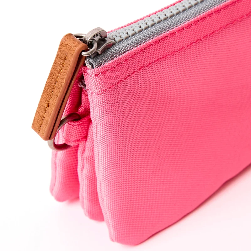ROKA Carnaby Kleine Handtasche aus recyceltem Canvas in Pink Lemonade