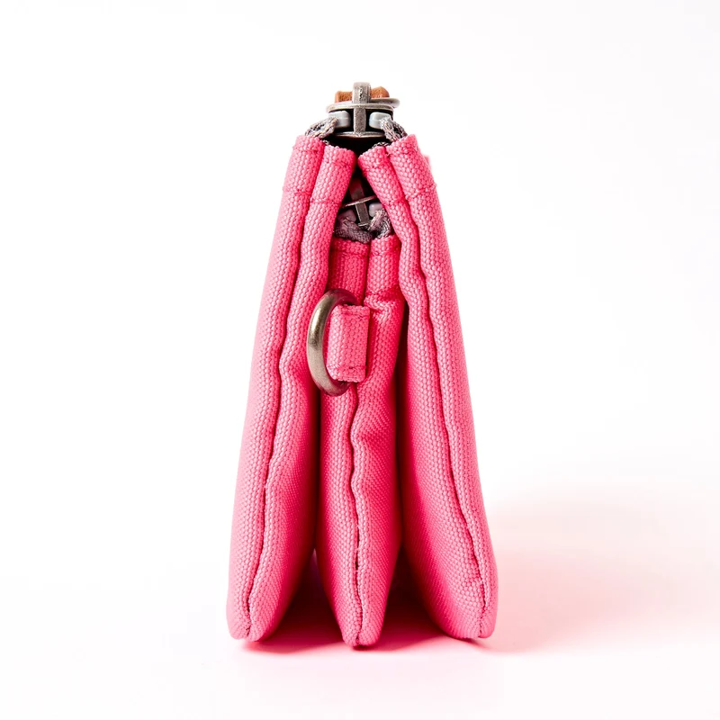 ROKA Carnaby Kleine Handtasche aus recyceltem Canvas in Pink Lemonade