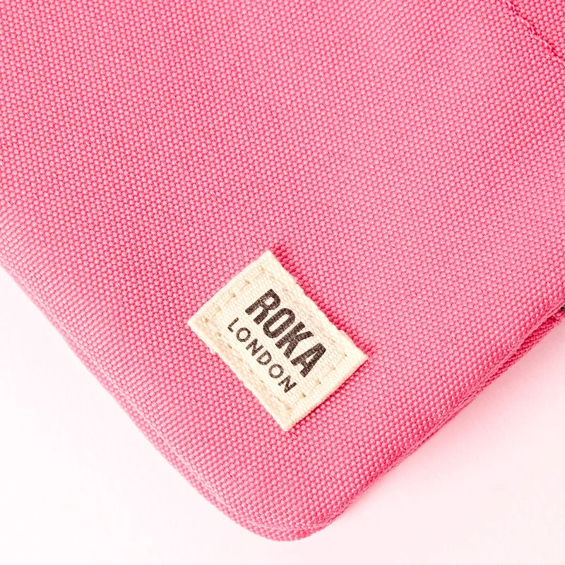 ROKA Carnaby Kleine Handtasche aus recyceltem Canvas in Pink Lemonade