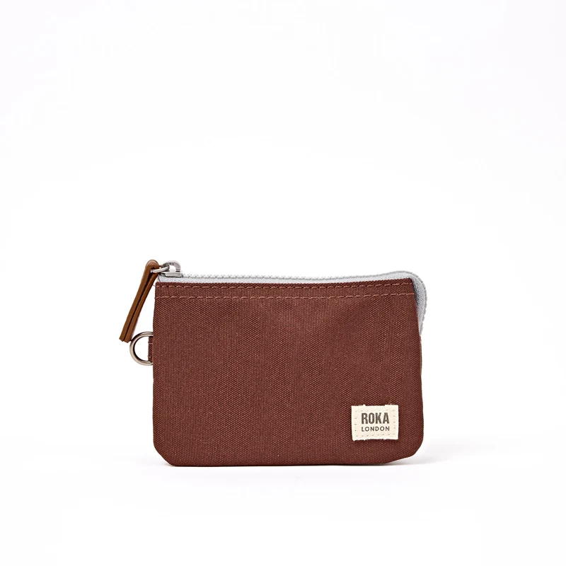 ROKA Carnaby Kleine Handtasche aus recyceltem Canvas in Schokoladenbraun