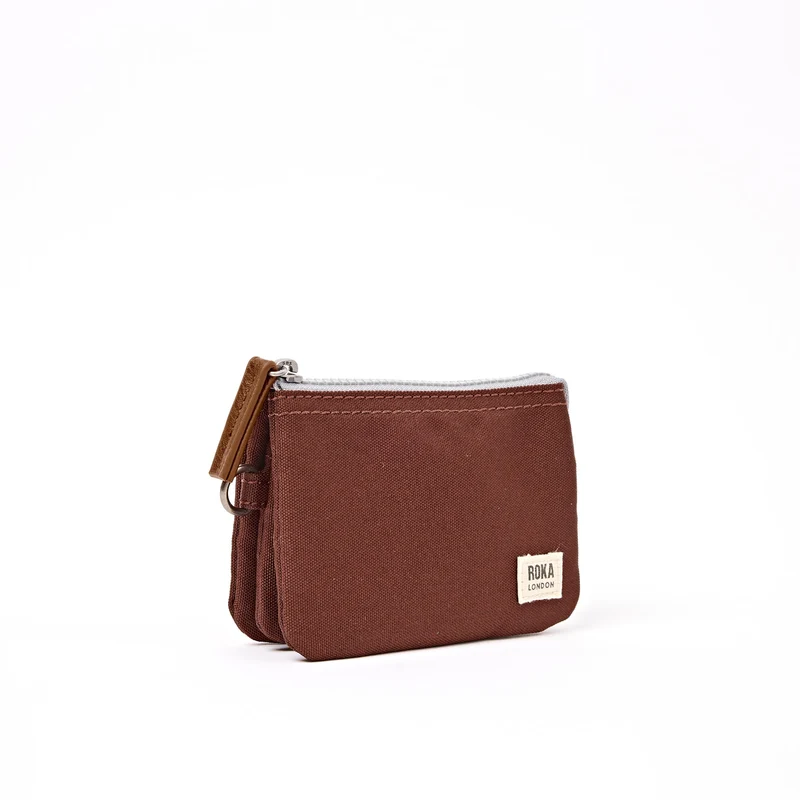ROKA Carnaby Kleine Handtasche aus recyceltem Canvas in Schokoladenbraun